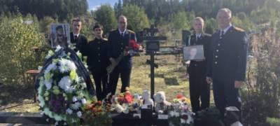 Сотрудники Следкома Карелии сводили кадетов на могилу героически погибшего мальчика