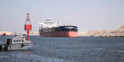 Севший на мель танкер перекрыл судоходство по Суэцкому каналу
