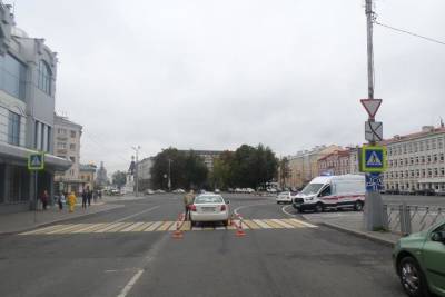 Водитель сбил женщину на пешеходном переходе перед ЦУМом в Пскове