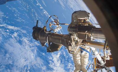 На российской стороне МКС сработала дымовая сигнализация: космонавтам пришлось совершить пятичасовой выход в открытый космос, а НАСА объявило чрезвычайную ситуацию (Daily Mail, Великобритания)