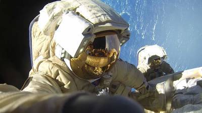 Космонавты разместили снаружи МКС контейнеры с землей