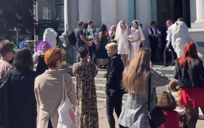 Под марш и крики "горько": влюбленные харьковчанки отметили свадьбу, видео