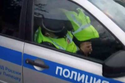 В УМВД Липецкой области начали проверку после видео со спящими в служебной машине полицейскими