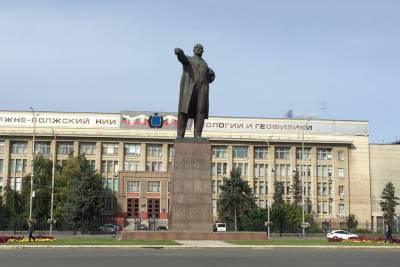 С памятника Ленину в Саратове уберут возмутившую всех табличку