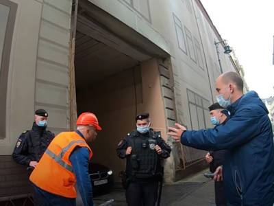 «Вы захватили улично-дорожную сеть»: активист Коровин ликвидировал у здания ЦИК РФ «незаконную парковку»