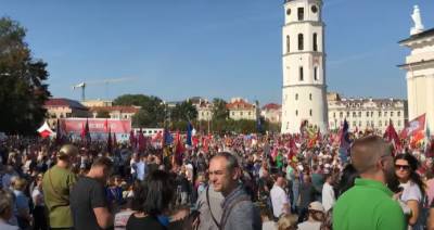 Союз семей Литвы проводит митинг на Кафедральной площади Вильнюса