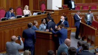 В «Слуге народа» заявили, что могут исключить Тищенко из-за драки с Леросом
