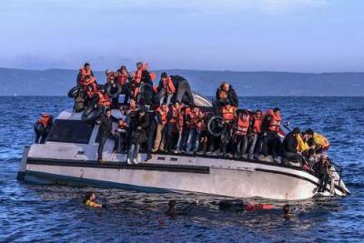 Британцы будут разворачивать суда с беженцами к берегам Франции