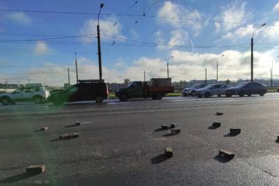 Разбросанные по дороге кирпичи затруднили проезд по проспекту Обуховской Обороны