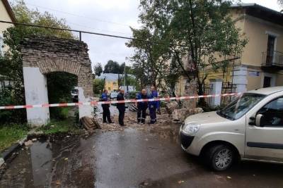 В Твери обрушилась колонна арки возле дома