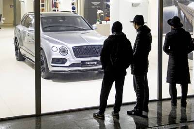 Россиянин на Bentley срывал погоны с полицейских и прыгал на забор