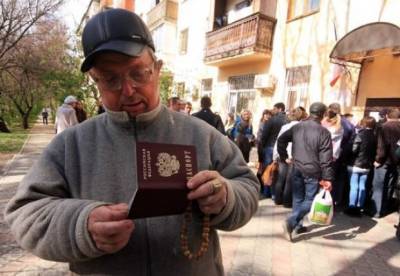 Зачем Россия раздает паспорта жителям ОРДЛО и гонит их на выборы