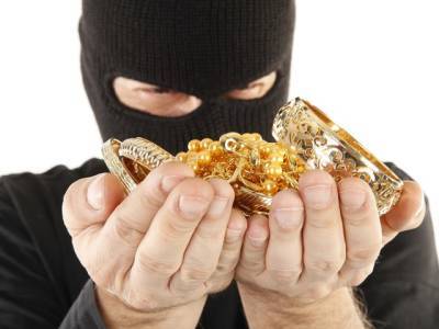 В Миассе грабитель вынес из ювелирного салона золота на полмиллиона рублей