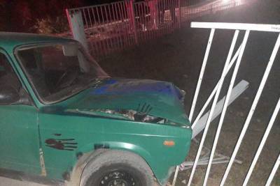 Подросток на ВАЗе протаранил забор школы на севере Волгограда