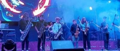 В Мариуполе на площади Свободы выступило более 200 юных музыкантов