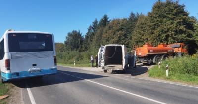 От удара автобуса «микрик» откинуло на «КамАЗ»: подробности аварии в Гурьевском районе