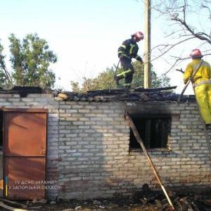 В Запорожской области тушили пожар в частном дворе. Фотофакт