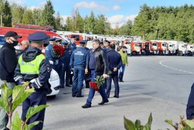 Перед похоронами Зиничева в Петебурге выстроили огромную колонну техники МЧС