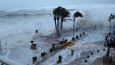 На пляжи Мексики обрушился мощный ураган