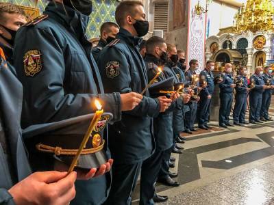 В Екатеринбурге все выходные будут идти молебны в память о погибшем главе МЧС Зиничеве