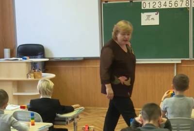 Учителя игнорируют вакцинацию: в Украине могут снова закрыть школы, родители возмущены