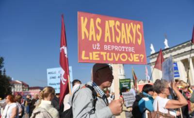 После митинга литовского Движения семей толпа людей собирается у сейма