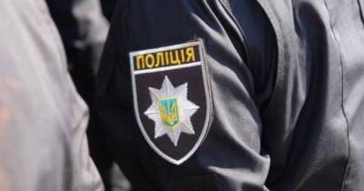 В Краматорске двое сотрудников полиции украли мусорную урну: момент попал на видео
