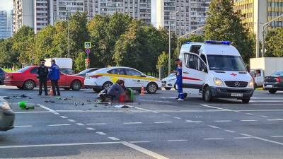 Мотоциклист погиб после столкновения с такси в Москве