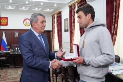 Теннисист Аслан Карацев награжден медалью «Во Славу Осетии»