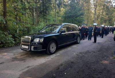 Главу МЧС России Евгения Зиничева похоронили с воинскими почестями на Северном кладбище в Петербурге