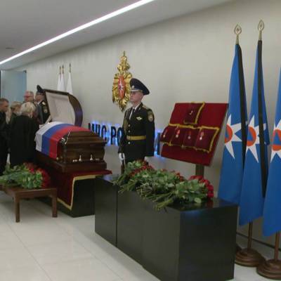 Главу МЧС Евгения Зиничева похоронили с воинскими почестями