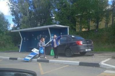 В Ярославском районе иномарка снесла столб, остановку и 10-летнего ребенка