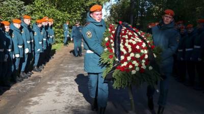Погибшего главу МЧС России Зиничева похоронили на Северном кладбище в Петербурге