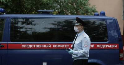 СК опрашивает жильцов после смерти двух человек от арбуза в Москве