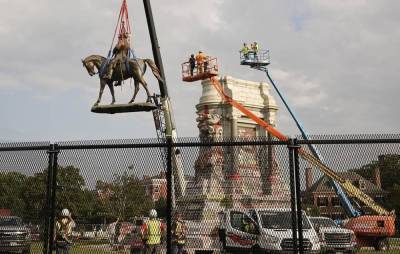 Роберт Ли - В Ричмонде демонтировали памятник генералу конфедератов Роберту Ли - obzor.lt - США - Washington - Ричмонд