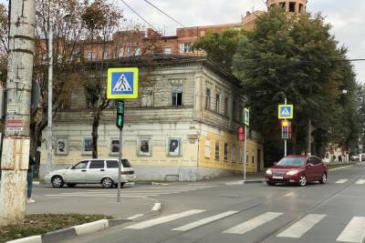 Развалины Доходного дома на улице Пушкинской в Туле подкрасили желтой краской