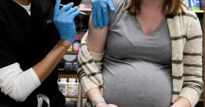 В Германии рекомендуют вакцинировать беременных и кормящих женщин