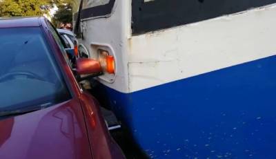 В Смоленске легковушка столкнулась с трамваем