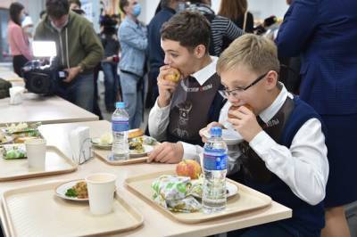 Более 60% родителей в РФ довольны горячим питанием для школьников – Голикова