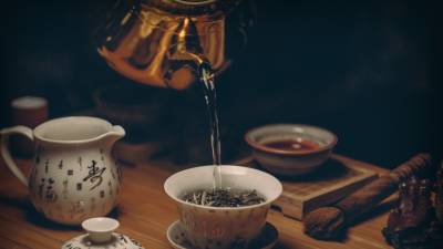 Дистиллированная вода и лимонный сок помогут избежать образования пленки на чае