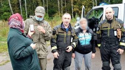 Спасатели помогли пенсионеркам выбраться из леса в Москве