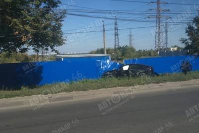 В Курске внедорожник BMW X6 вылетел в кювет и врезался в забор