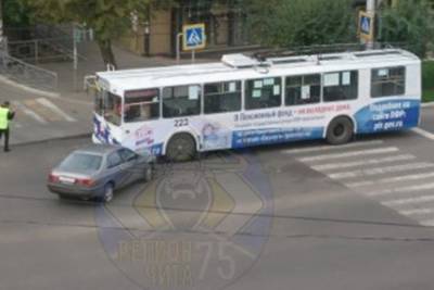 Пьяный водитель врезался в троллейбус возле площади Декабристов в Чите