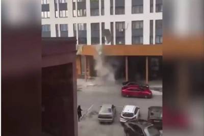 Облицовка здания упала на автомашины в ЖК «Татлин» в Екатеринбурге