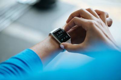 "Умные" часы Apple Watch Series 8 получат встроенный градусник, а AirPods 2022 - пульсометр