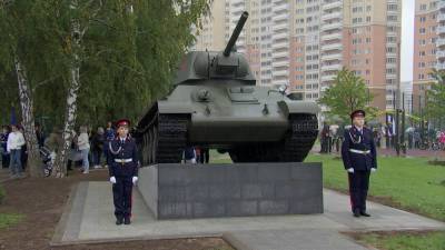 В новом Сквере Победы в Некрасовке установили на постамент танк Т-34