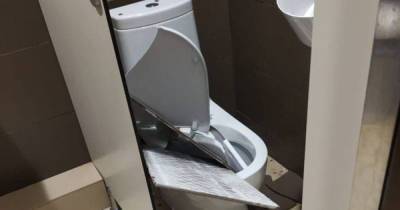 В туалете торгового центра на шестилетнюю москвичку упала плитка