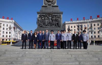Представители Следственных комитетов Беларуси, России и Армении возложили венки к монументу Победы