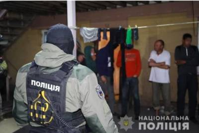 Силой удерживали 120 человек: в Днепропетровской области разоблачили банду работорговцев