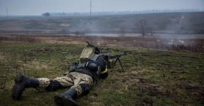 На Донбассе в результате обстрелов погиб украинский боец, еще трое ранены